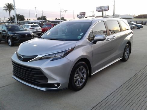 Used 2025 Toyota Sienna XLE image 3