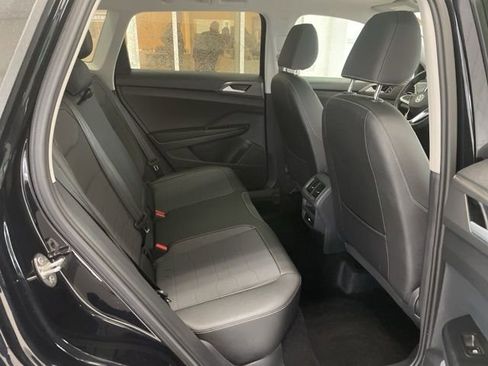 Certified 2025 Volkswagen Taos SE image 10