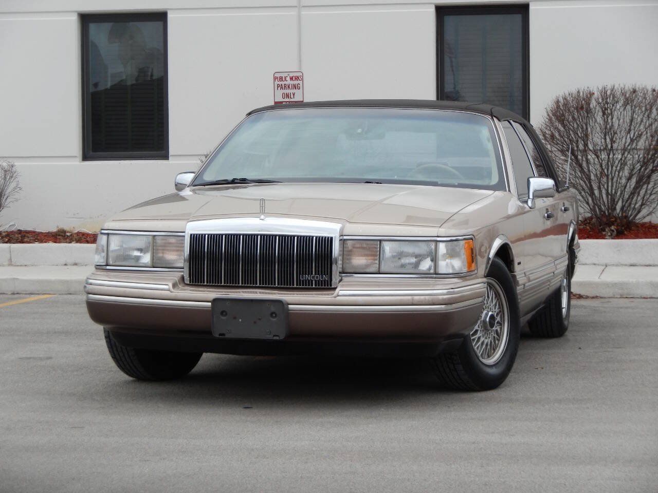 Used 1992 Lincoln Town Car Signature RWD image 3