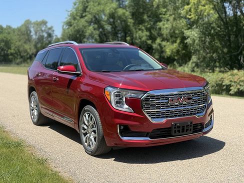 Used 2023 GMC Terrain Denali w/ Denali Premium Package AWD/4WD image 2
