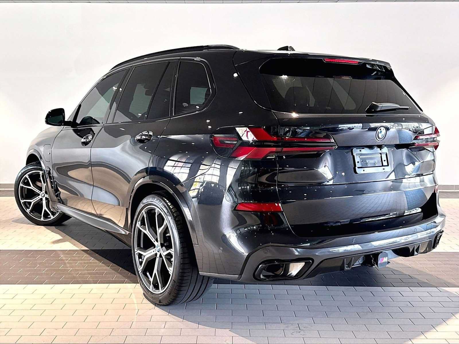 Used 2025 BMW X5 xDrive50e w/ M Sport Package AWD/4WD image 3