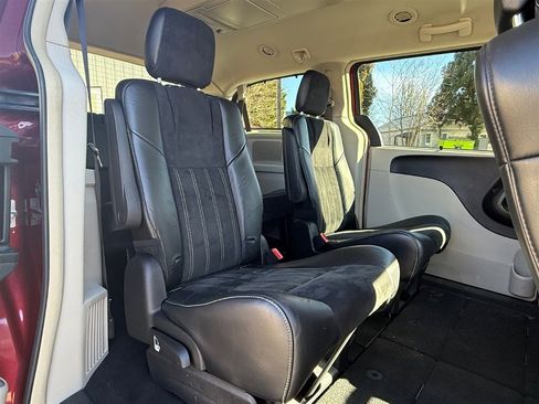 Used 2016 Chrysler Town & Country Limited image 25