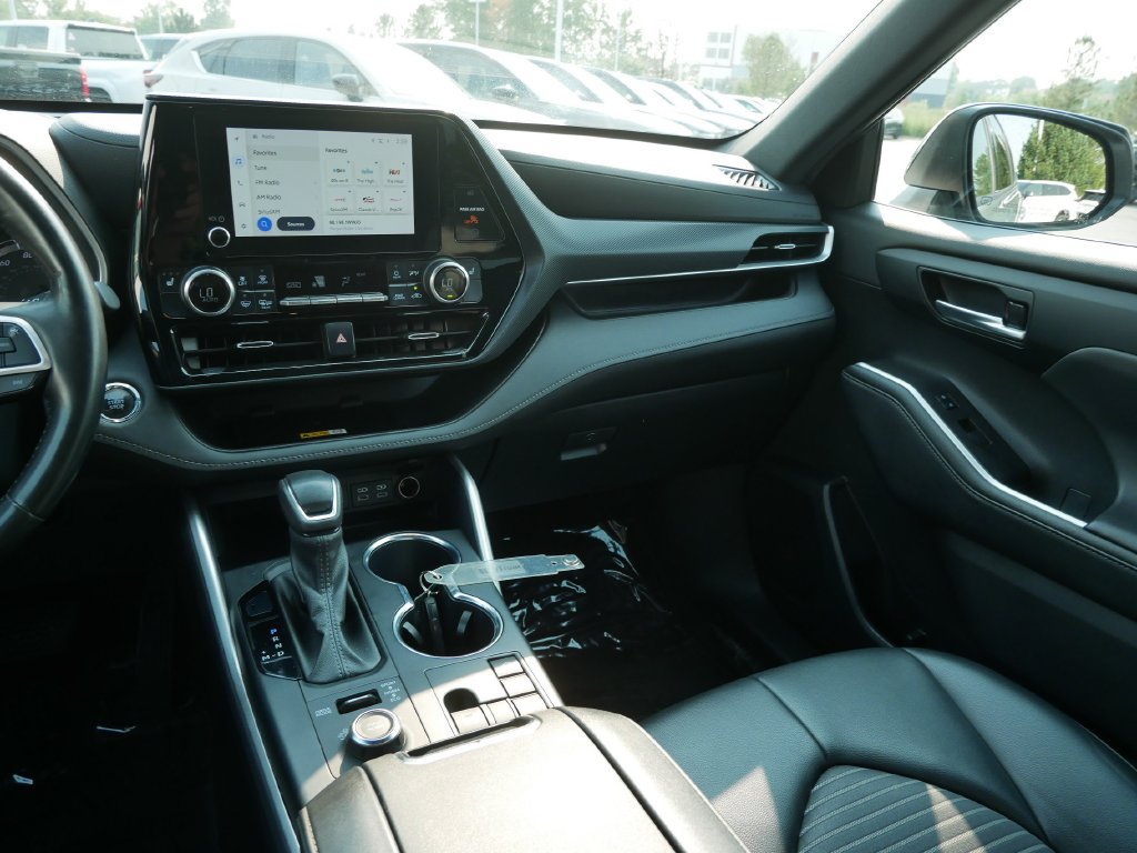 Used 2023 Toyota Highlander XSE AWD/4WD image 14