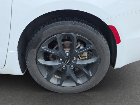 Used 2025 Chrysler Pacifica Limited FWD image 5