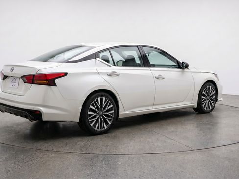 Used 2025 Nissan Altima 2.5 SV image 9