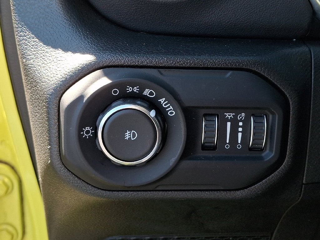 Used 2022 Jeep Wrangler Unlimited Sahara w/ Cold Weather Group AWD/4WD image 25