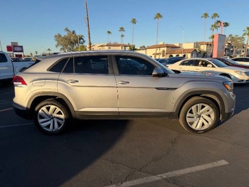 Used 2023 Volkswagen Atlas Cross Sport SE image 2