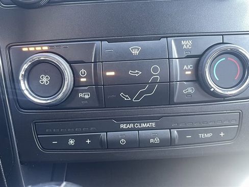 Used 2019 Ford Explorer XLT image 19