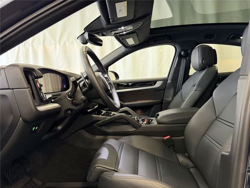 Certified 2025 Porsche Cayenne Coupe image 5