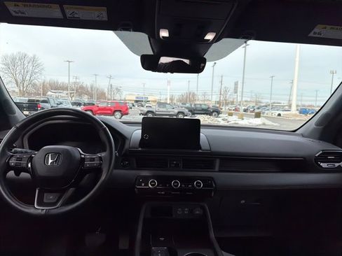 Used 2025 Honda Pilot TrailSport image 14