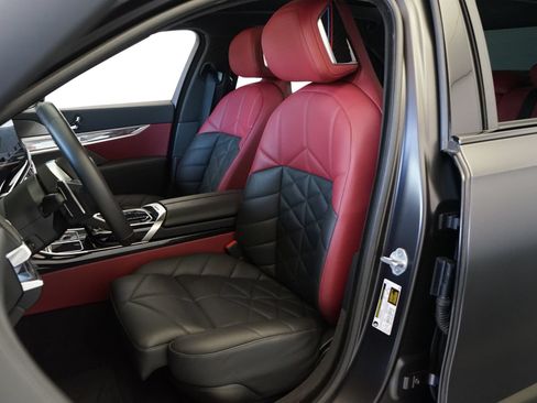 Used 2025 BMW 740i w/ Premium Package RWD image 8