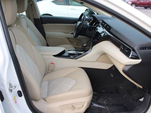 Used 2019 Toyota Camry XLE image 16