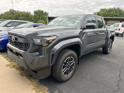 Used 2024 Toyota Tacoma TRD Sport w/ TRD Sport Premium Package AWD/4WD image 16