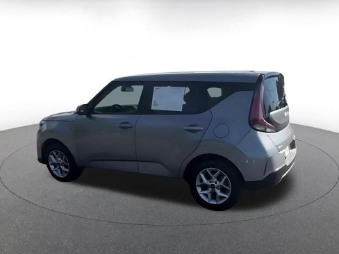 Used 2025 Kia Soul LX w/ LX Technology Package FWD image 9