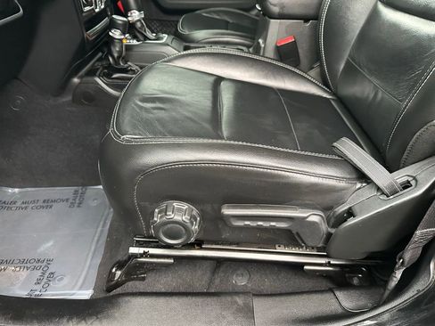 Used 2018 Jeep Wrangler Unlimited Sahara image 11