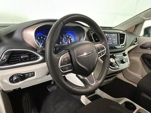 Used 2022 Chrysler Voyager LX FWD image 13