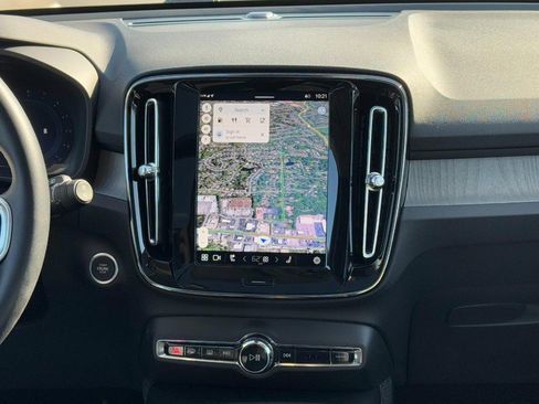 Certified 2025 Volvo XC40 B5 Core image 14