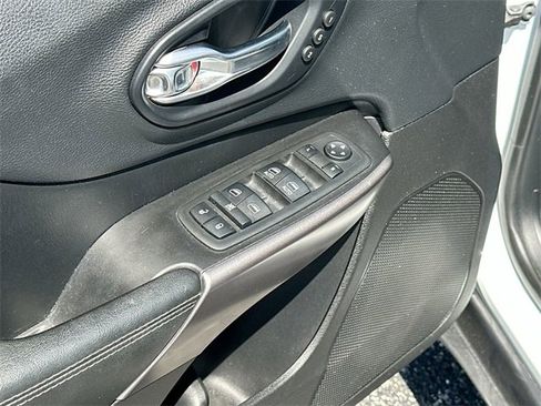 Used 2019 Jeep Cherokee Limited w/ Technology Group image 17