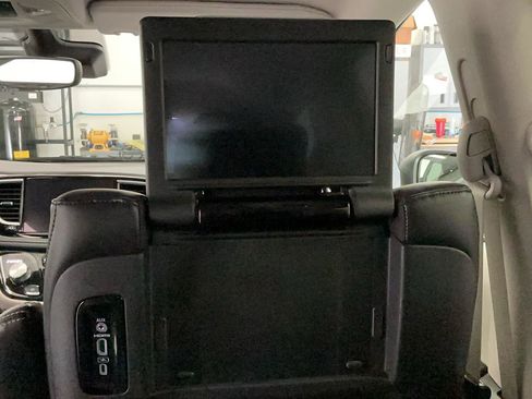 Used 2023 Chrysler Pacifica Touring-L w/ Uconnect Theater Family Group AWD/4WD image 18