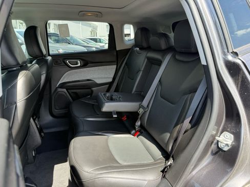 Used 2022 Jeep Compass Latitude w/ Sun and Sound Group AWD/4WD image 16