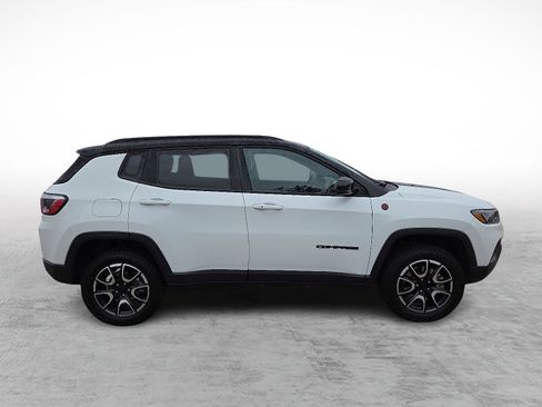 Used 2024 Jeep Compass Trailhawk image 7