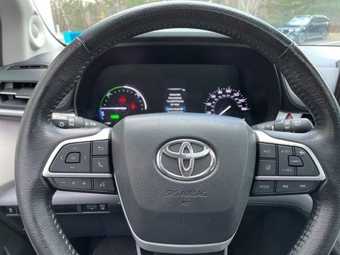 Used 2021 Toyota Sienna XLE image 19