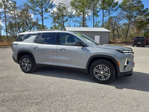 Used 2024 Chevrolet Traverse LT image 2