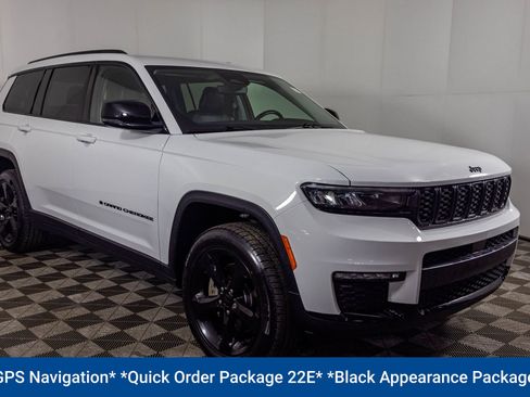 Used 2022 Jeep Grand Cherokee L Limited w/ Black Appearance Package AWD/4WD image 13