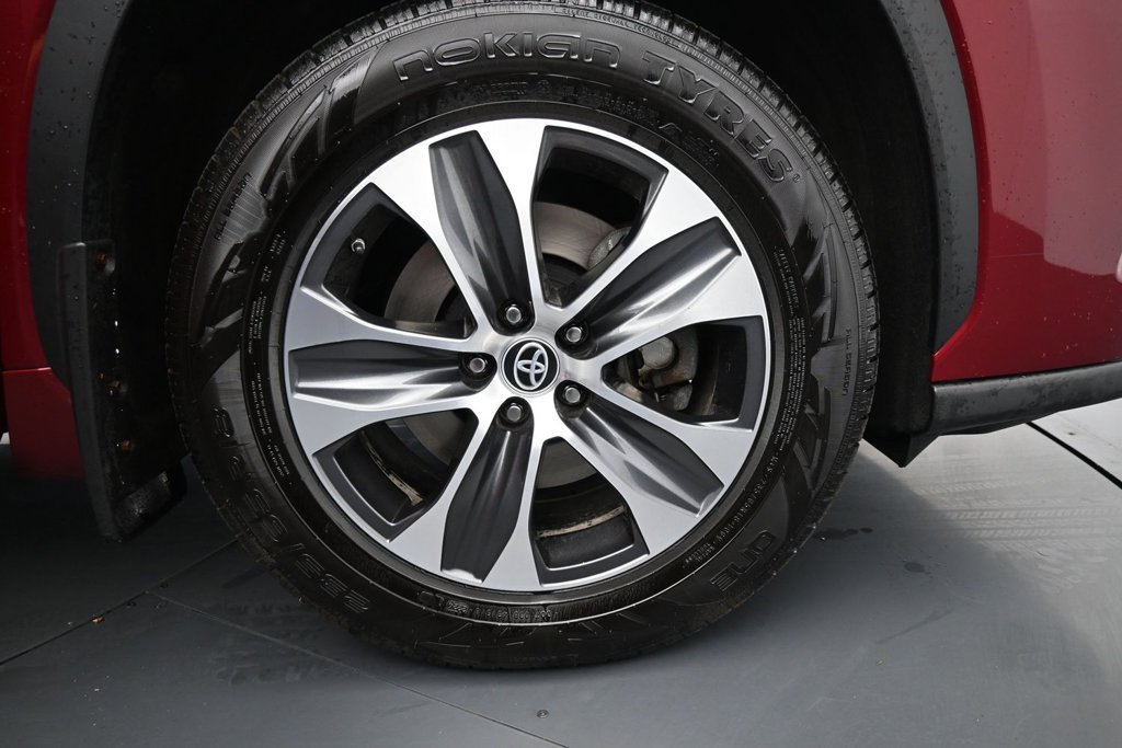 Used 2023 Toyota Highlander XLE AWD/4WD image 11