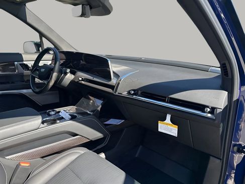 New 2026 Cadillac Vistiq Premium Luxury w/ LPO, Floor Liner Package AWD/4WD image 16