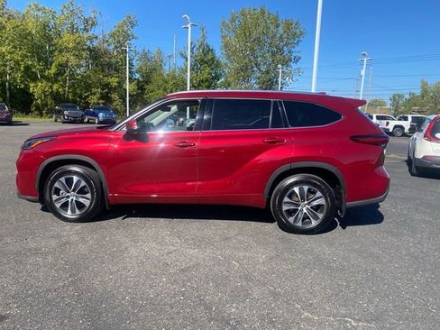 Used 2020 Toyota Highlander XLE image 2
