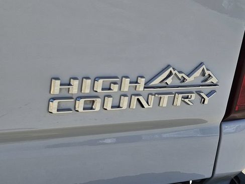 Used 2024 Chevrolet Silverado 2500 High Country w/ Technology Package AWD/4WD image 9