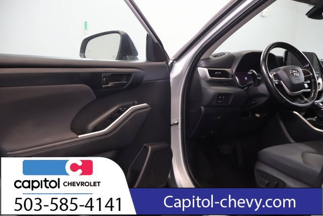 Used 2023 Toyota Highlander LE AWD/4WD image 10