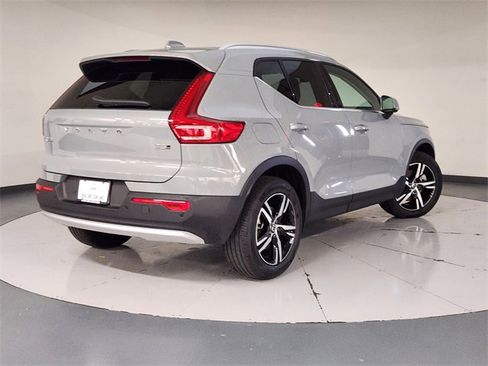 Used 2025 Volvo XC40 B5 Core image 2