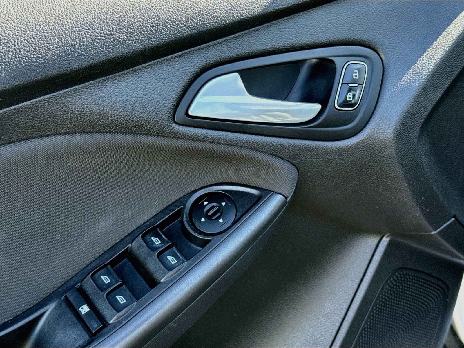 Used 2018 Ford Focus SEL w/ Cold Weather Package FWD image 10