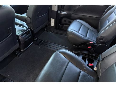 Used 2017 Toyota Sienna SE w/ SE Preferred Package FWD image 13
