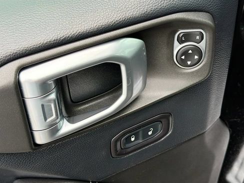 Used 2018 Jeep Wrangler Unlimited Sahara AWD/4WD image 18