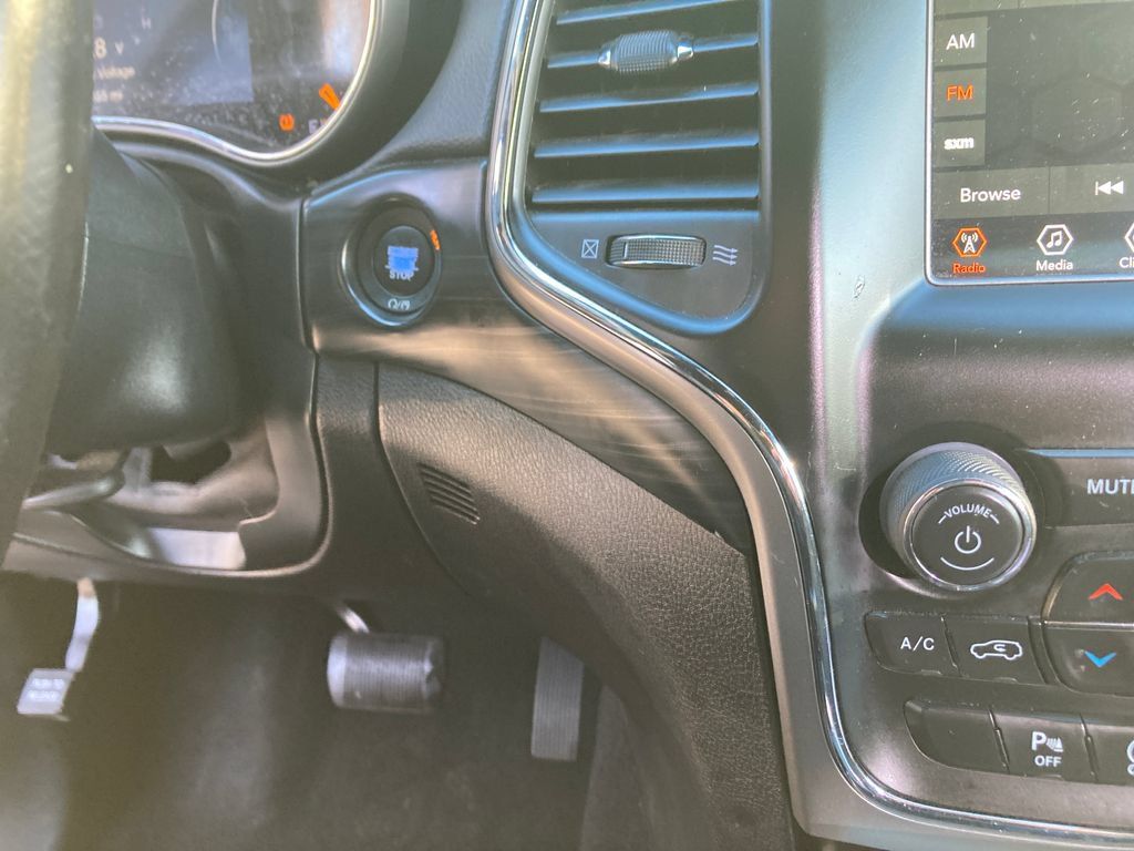 Used 2020 Jeep Grand Cherokee Laredo AWD/4WD image 22