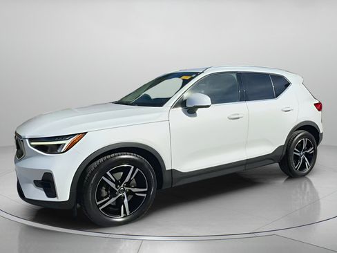 Used 2023 Volvo XC40 B5 Plus image 13