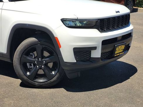 Used 2023 Jeep Grand Cherokee L Laredo AWD/4WD image 9