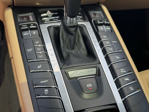 Used 2018 Porsche Macan AWD/4WD image 32