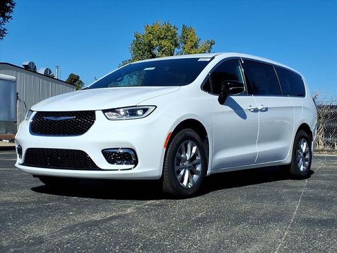 New 2026 Chrysler Pacifica Select image 2
