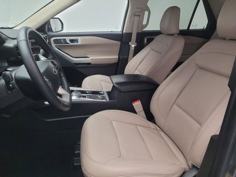 Used 2022 Ford Explorer XLT w/ Equipment Group 202A AWD/4WD image 17