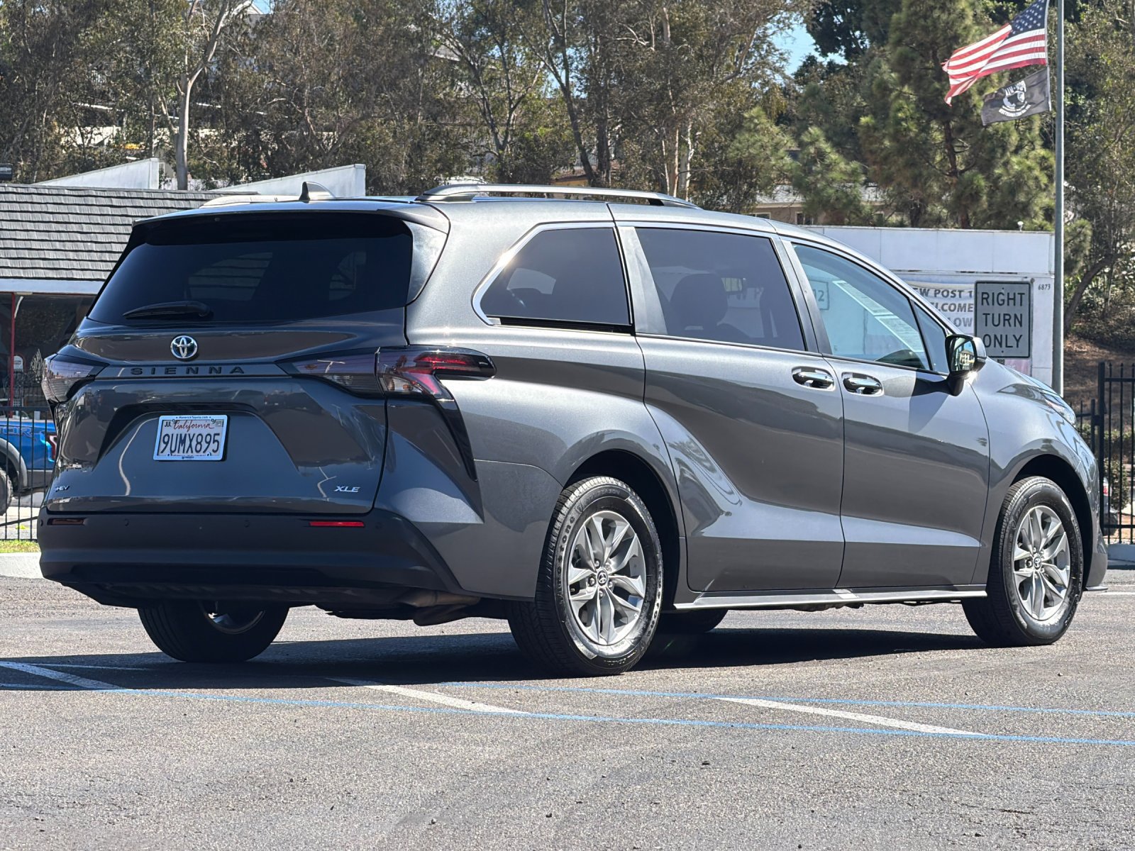 Used 2025 Toyota Sienna XLE FWD image 5