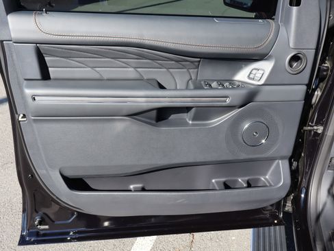 Used 2024 Ford Expedition Platinum image 17