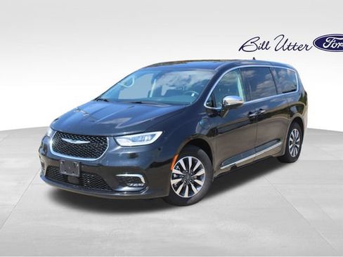 Used 2023 Chrysler Pacifica Limited FWD image 1