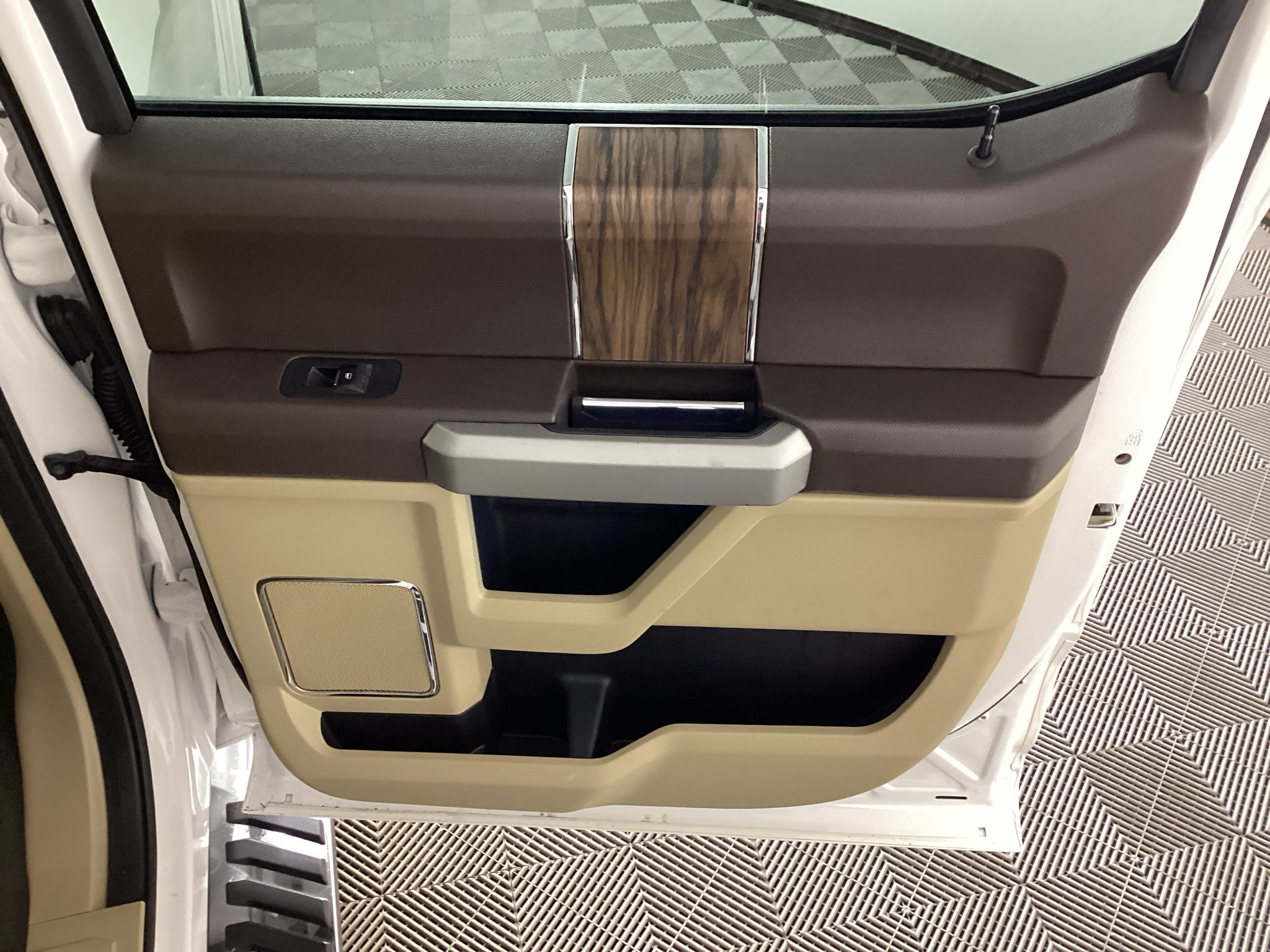Used 2019 Ford F150 Lariat w/ Equipment Group 502A Luxury AWD/4WD image 12