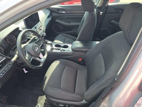 Used 2025 Nissan Altima 2.5 SV w/ SV Premium Package FWD image 2