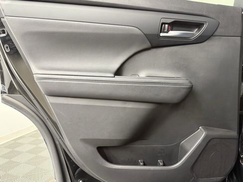 Used 2024 Toyota Highlander XLE image 35