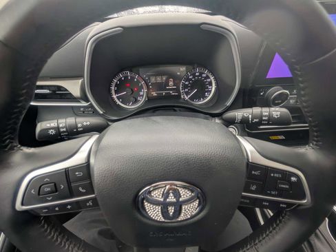 Certified 2023 Toyota Highlander XLE image 12